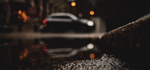 guida in autunno piovoso