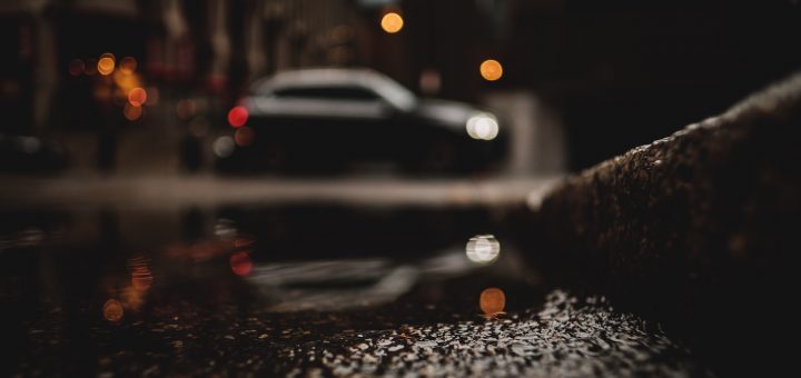 guida in autunno piovoso